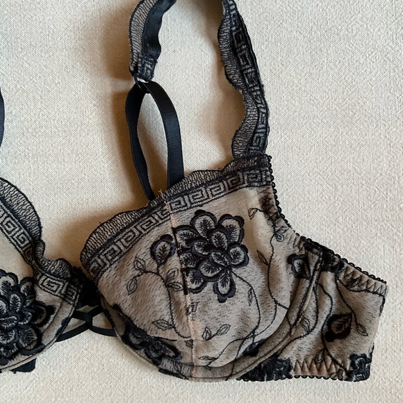 Victorias Secret Bra And Panty Set - Picture 2 of 9